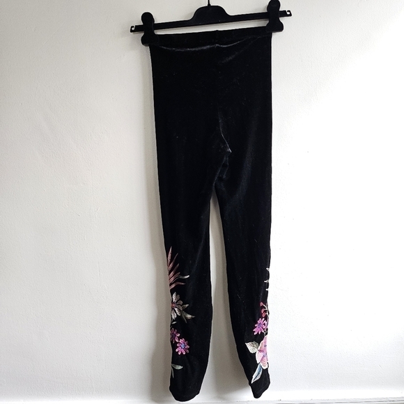 New Johnny Was Tiarei Stretch Velvet Floral Embroidery Black Leggings NWT XXS - Picture 12 of 15